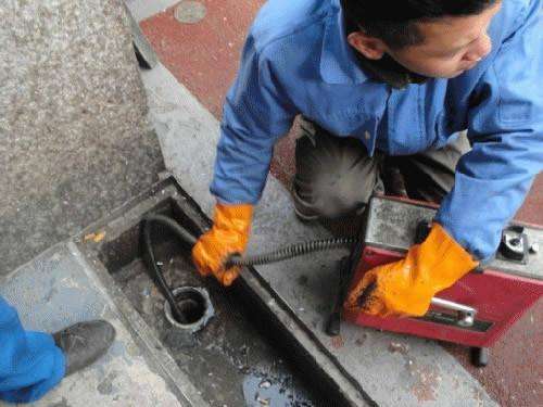 干河街道疏通下水道