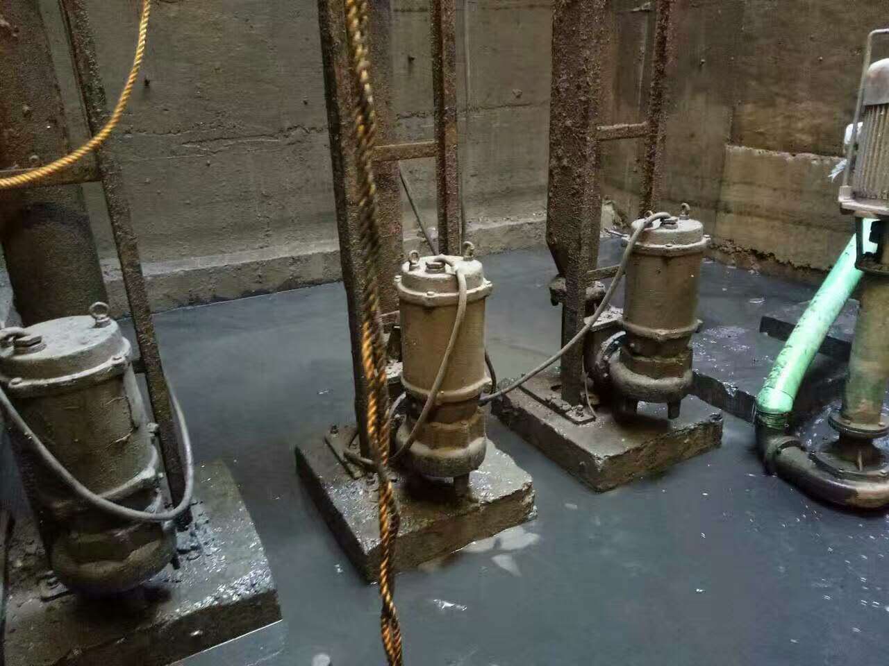 干河街道污水池清理